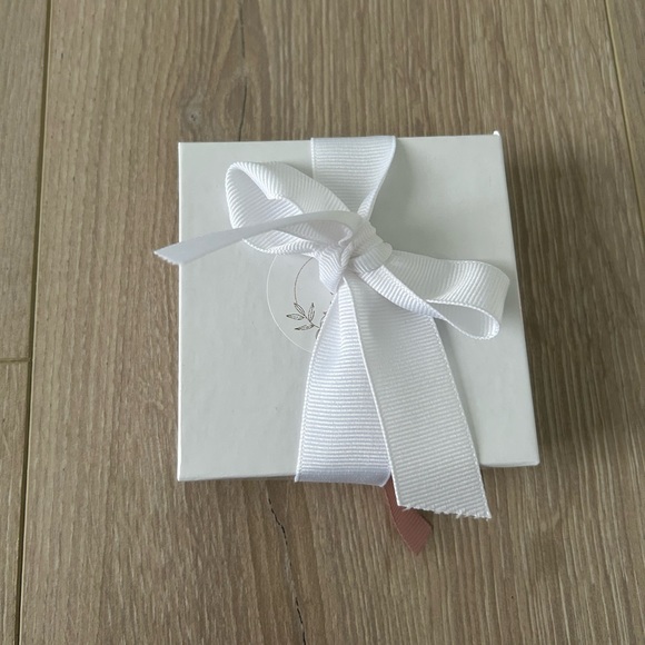 NWT* Kate and Mari Lulu Bridal Earrings Silver - Picture 6 of 6